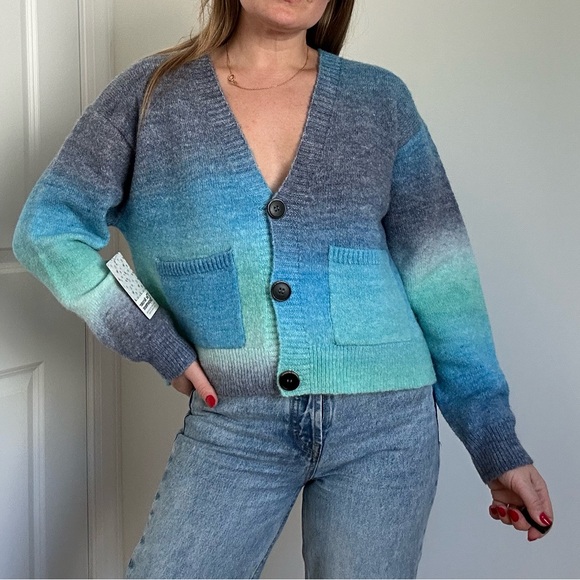 Ombré V-Neck Crop Cardigan With Pockets - Picture 3 of 10